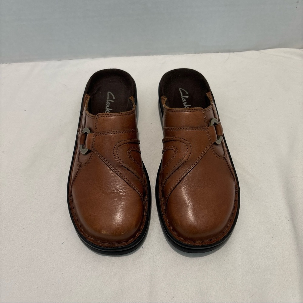 Clark’s brown leather mule shoes with button accent 5M - Picture 2 of 6
